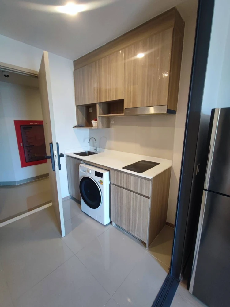 For rent: Life Rama 4 - Asoke, 16th floor, very good location, very spacious, hurry and reserve before it's gone.