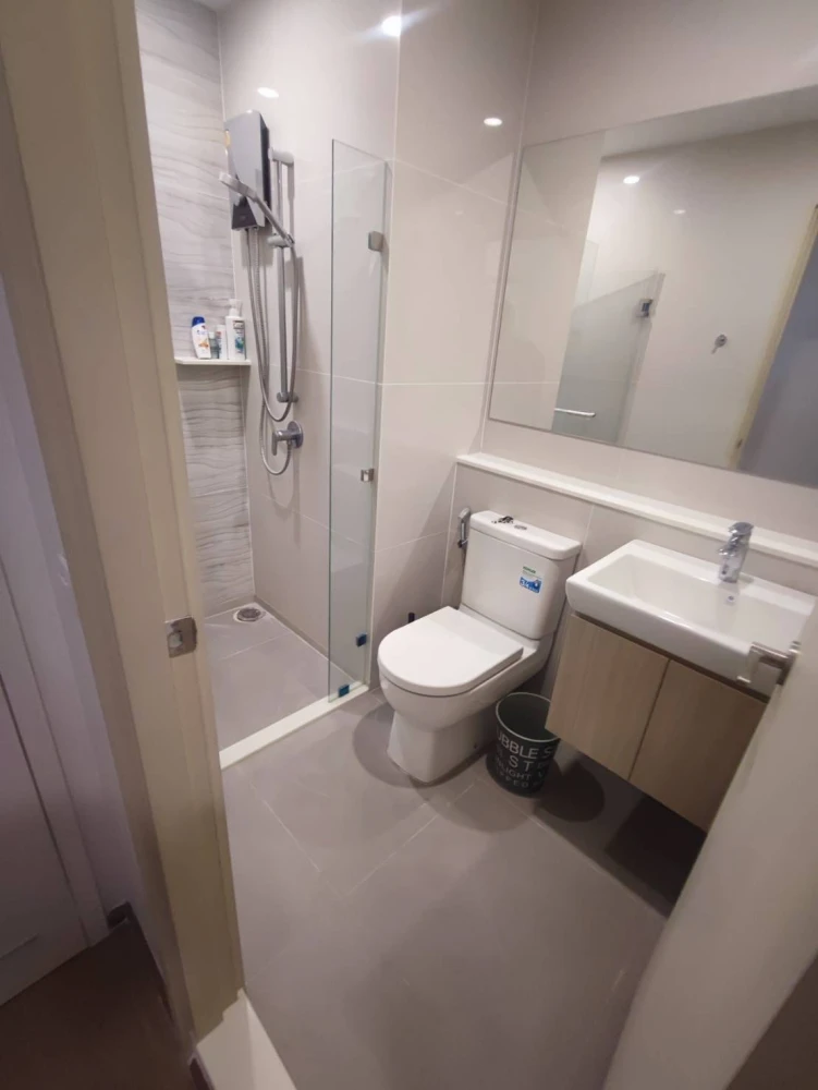 For rent: Life Rama 4 - Asoke, 16th floor, very good location, very spacious, hurry and reserve before it's gone.