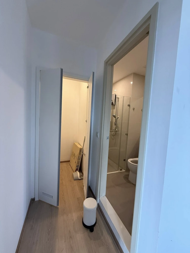 For rent: Life Rama 4 - Asoke, 18th floor, plenty of usable space, comfortable living, not cramped, in a great location.