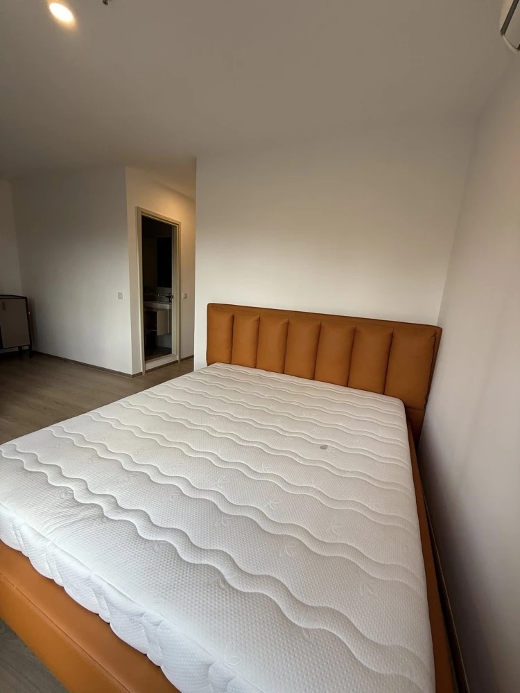 For rent: Life Rama 4 - Asoke, 18th floor, plenty of usable space, comfortable living, not cramped, in a great location.