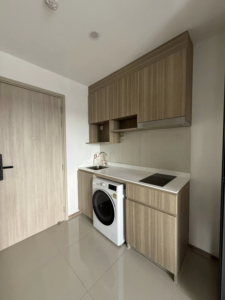 For rent: Life Rama 4 - Asoke, 18th floor, plenty of usable space, comfortable living, not cramped, in a great location.