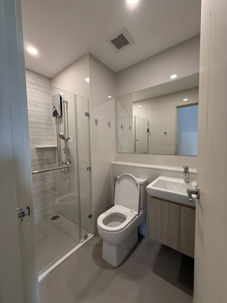For rent: Life Rama 4 - Asoke, 18th floor, plenty of usable space, comfortable living, not cramped, in a great location.