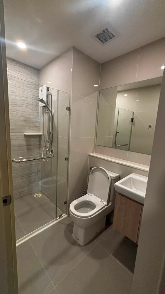 For rent: Life Rama 4 - Asoke, 22nd floor, beautiful city view, fully furnished, very livable. Book now!