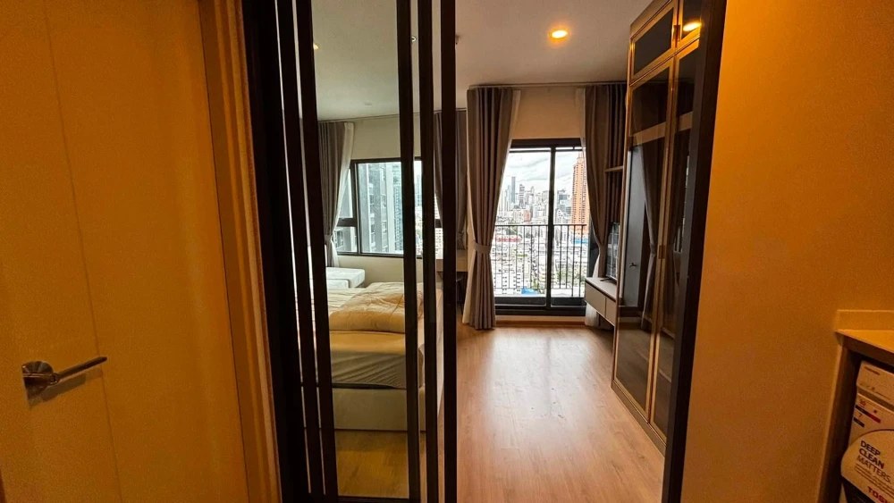 For rent: Life Rama 4 - Asoke, 22nd floor, beautiful city view, fully furnished, very livable. Book now!