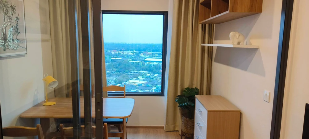 For rent: Life Rama 4 - Asoke, 24th floor, Chao Phraya River view, fully furnished room, nice to live in. If you don't book, you'll really miss out.