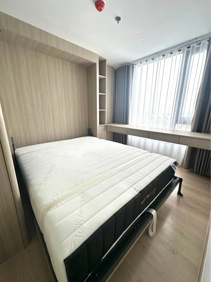 For rent: Life Rama 4 - Asoke, 33rd floor, very high, river view, fully furnished, very spacious room, suitable for families, very worth booking.