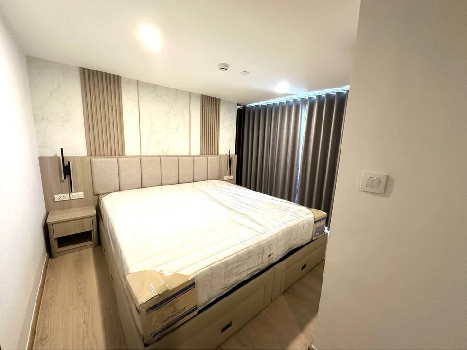 For rent: Life Rama 4 - Asoke, 33rd floor, very high, river view, fully furnished, very spacious room, suitable for families, very worth booking.
