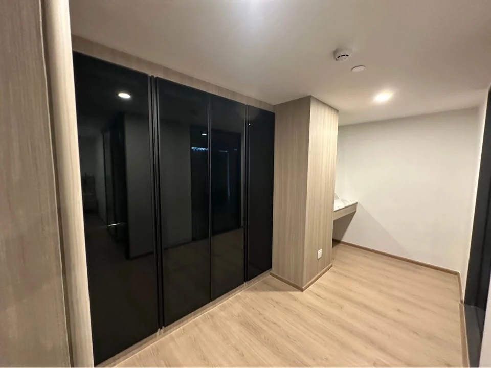 For rent: Life Rama 4 - Asoke, 33rd floor, very high, river view, fully furnished, very spacious room, suitable for families, very worth booking.