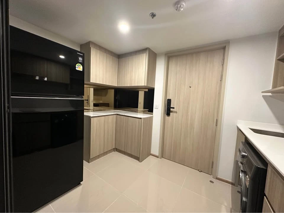 For rent: Life Rama 4 - Asoke, 33rd floor, very high, river view, fully furnished, very spacious room, suitable for families, very worth booking.