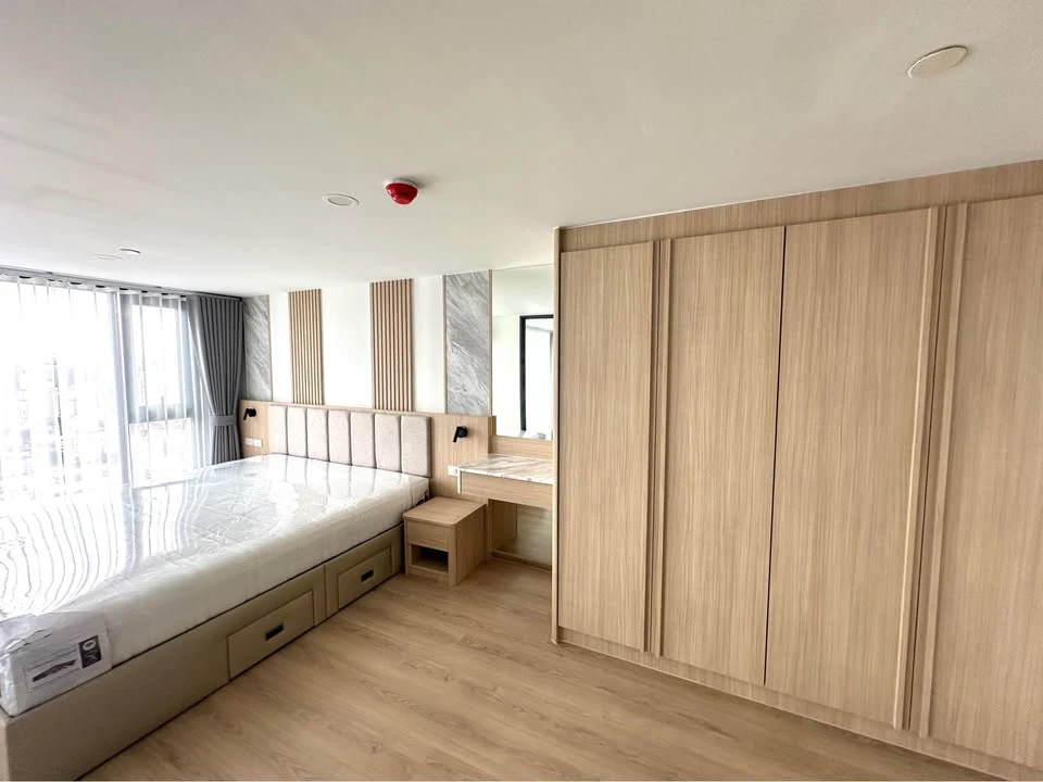 For rent: Life Rama 4 - Asoke, 33rd floor, beautiful room, fully furnished, nice to live in, interested, reserve now, urgent.