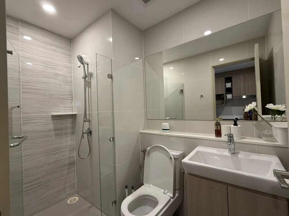 For rent: Life Rama 4 - Asoke, outstanding design, clean and cool bedroom, Chao Phraya River view, complete with a complete living solution.