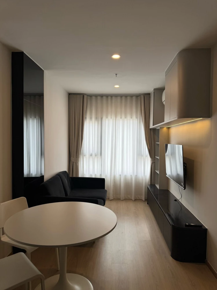 For rent: Life Rama 4 - Asoke. Beautiful view, good ventilation, fully furnished with beautiful built-in furniture. Ready to move in!