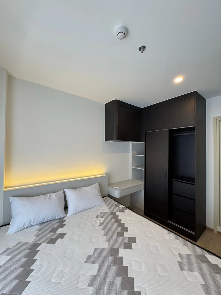 For rent: Life Rama 4 - Asoke. Beautiful view, good ventilation, fully furnished with beautiful built-in furniture. Ready to move in!
