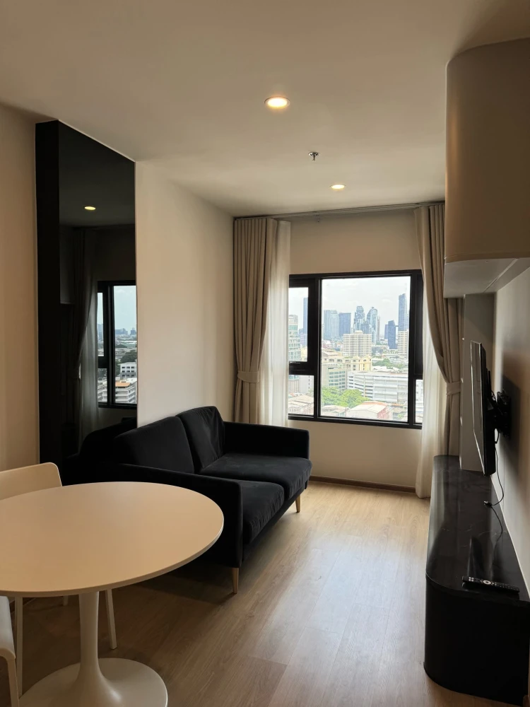 For rent: Life Rama 4 - Asoke. Beautiful view, good ventilation, fully furnished with beautiful built-in furniture. Ready to move in!