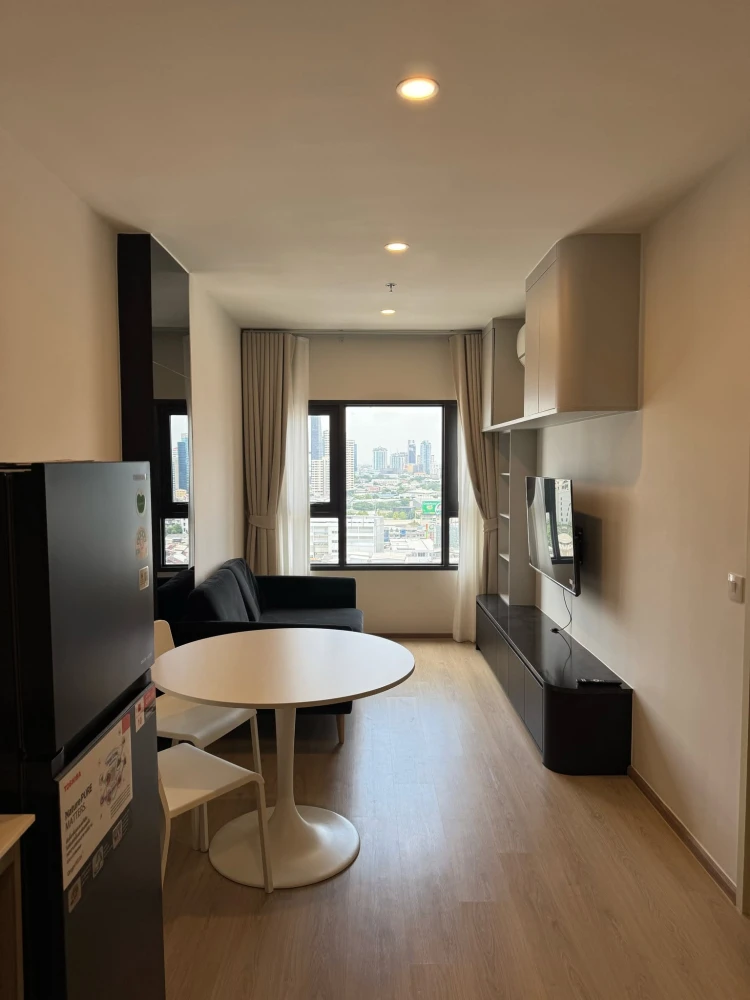 For rent: Life Rama 4 - Asoke. Beautiful view, good ventilation, fully furnished with beautiful built-in furniture. Ready to move in!