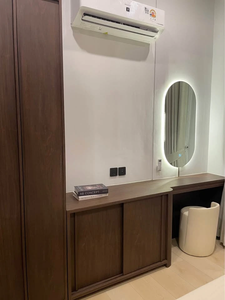 For rent: Life Rama 4 - Asoke, spacious room, plenty of usable space, fully furnished, all in one place. Don't miss out, you'll regret it.