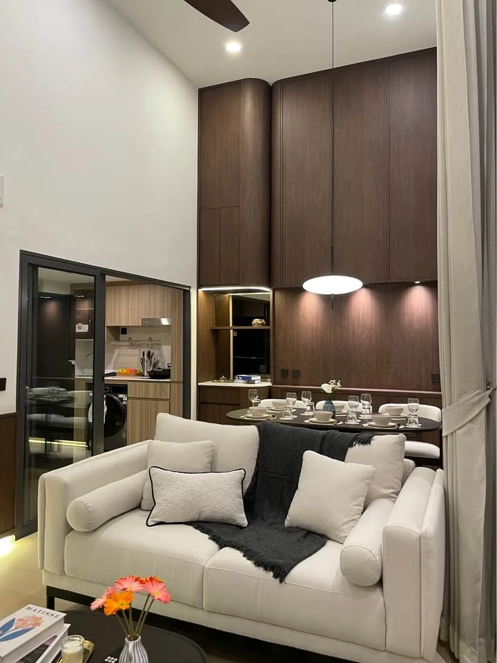 For rent: Life Rama 4 - Asoke, spacious room, plenty of usable space, fully furnished, all in one place. Don't miss out, you'll regret it.