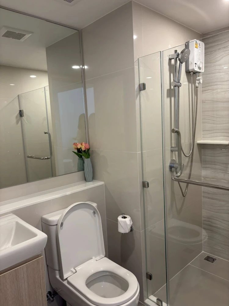 For rent Life rama 4 - asoke Duplex room, 34th floor, high ceiling, airy, fully furnished, must book.