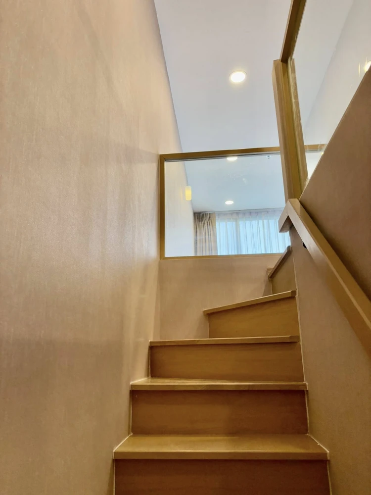 For rent Life rama 4 - asoke Duplex room, 34th floor, high ceiling, airy, fully furnished, must book.