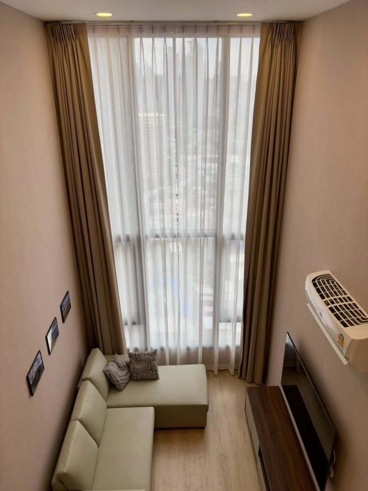 For rent Life rama 4 - asoke Duplex room, 34th floor, high ceiling, airy, fully furnished, must book.