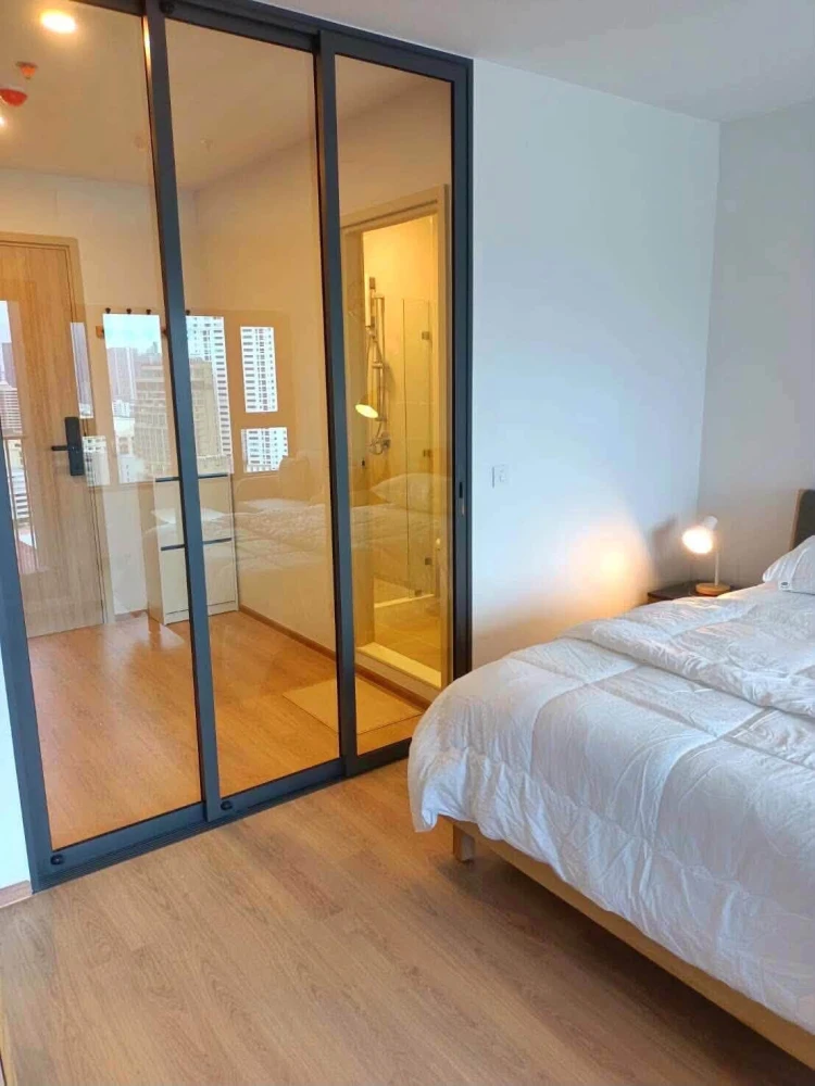 For rent: Life Rama 4 - Asoke, studio room, fully furnished with appliances. You can't miss this opportunity!