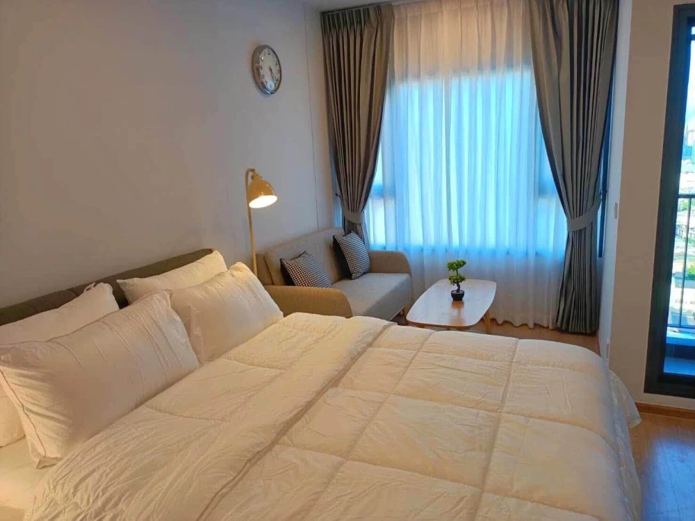 For rent: Life Rama 4 - Asoke, studio room, fully furnished with appliances. You can't miss this opportunity!