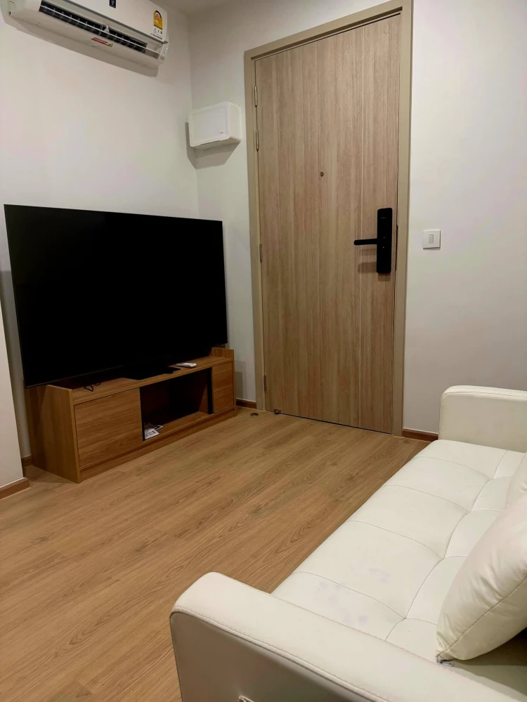 For rent: Life Rama 4 - Asoke, high floor unit with Benjakitti Park view. Experience the warmth of home.