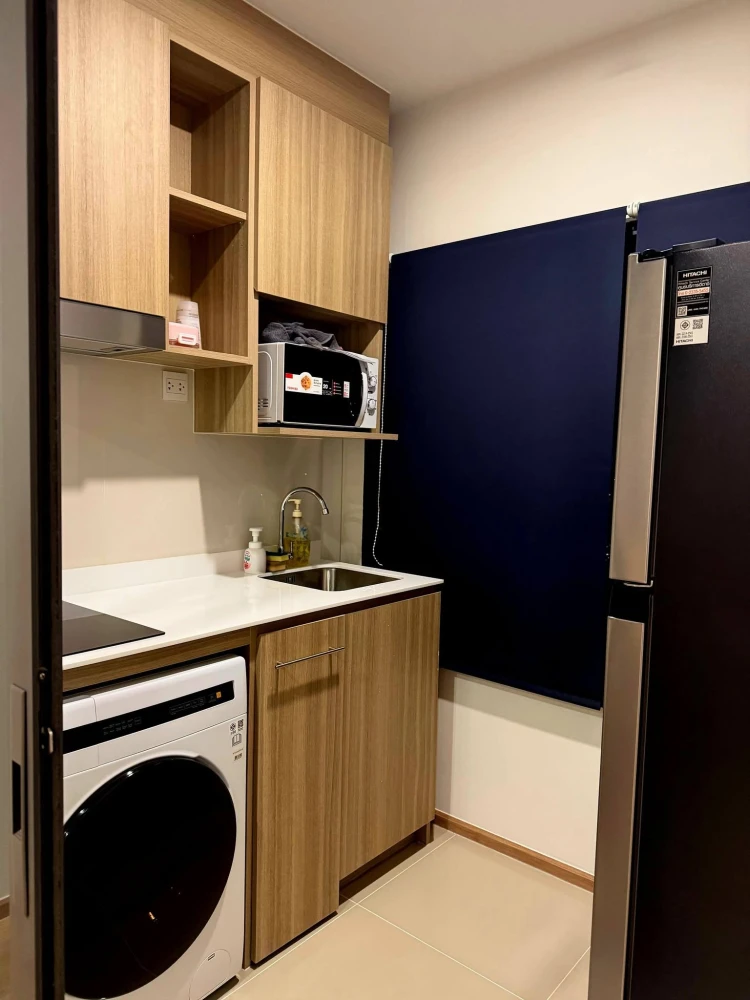 For rent: Life Rama 4 - Asoke, high floor unit with Benjakitti Park view. Experience the warmth of home.