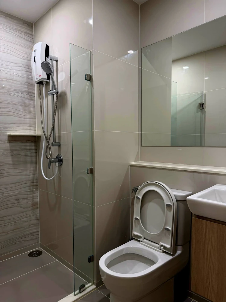 For rent: Life Rama 4 - Asoke, high floor unit with Benjakitti Park view. Experience the warmth of home.