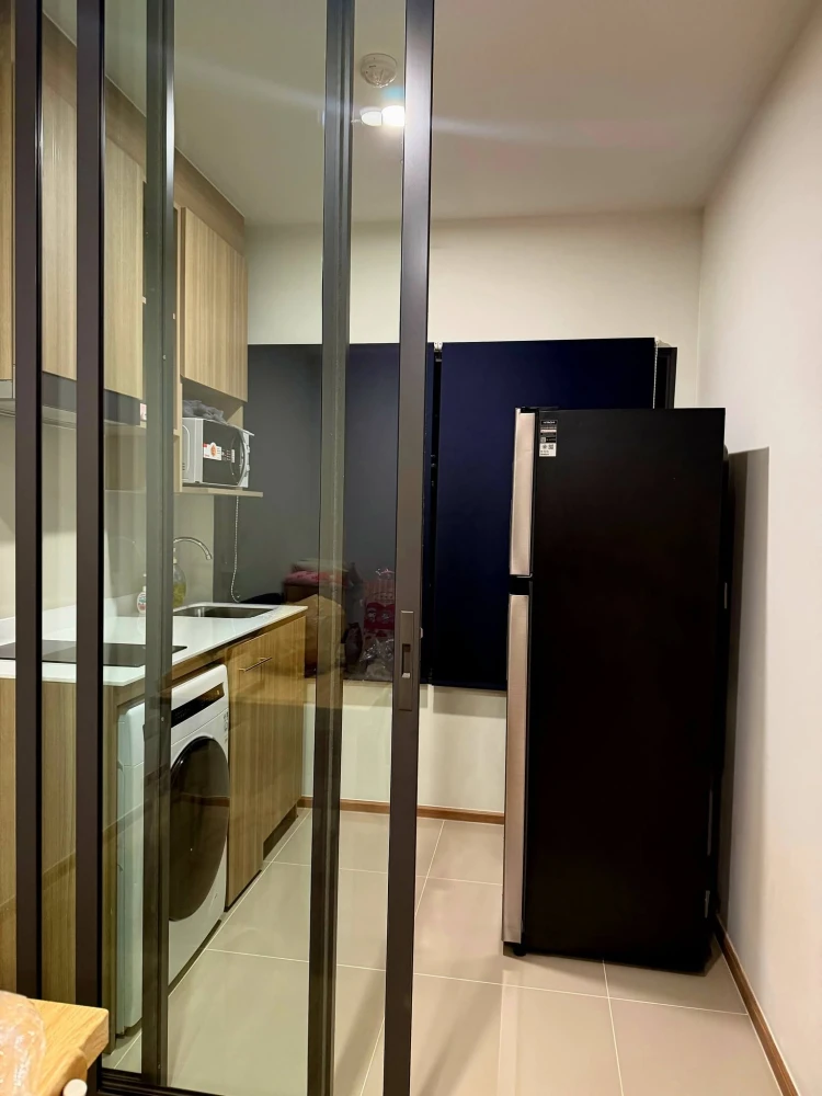 For rent: Life Rama 4 - Asoke, high floor unit with Benjakitti Park view. Experience the warmth of home.