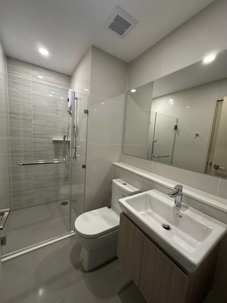 For rent: Life Rama 4 - Asoke, beautifully decorated room, well-built-in, complete in one place, must hurry to reserve now.