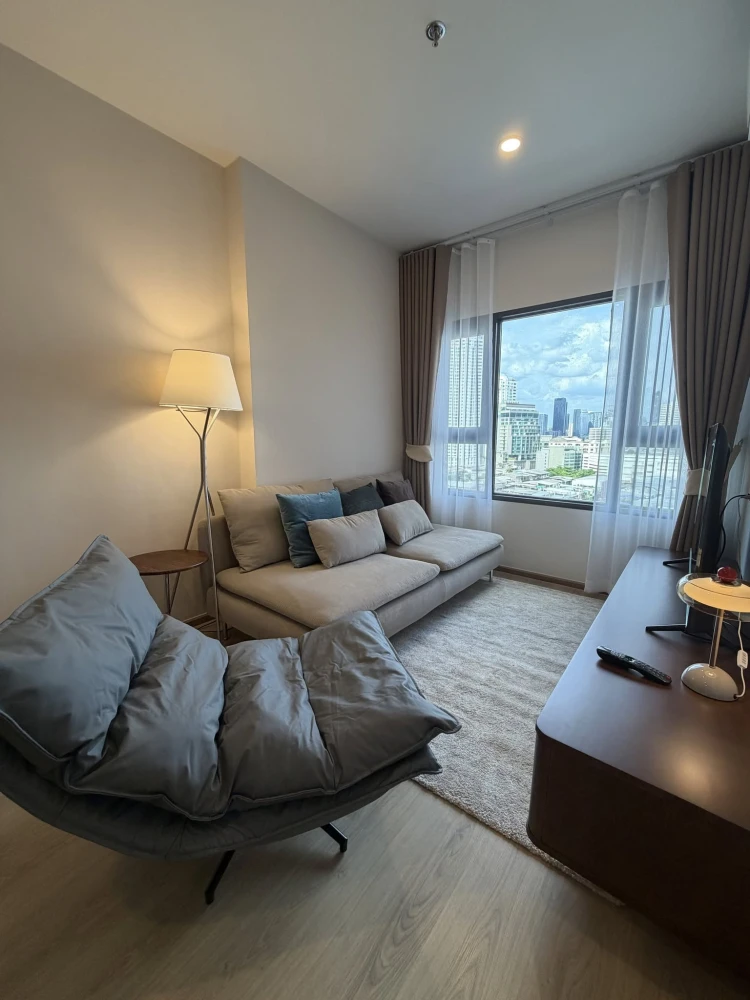 For rent: Life Rama 4 - Asoke. Beautifully furnished unit in a prime location with excellent facilities. Don't miss out!