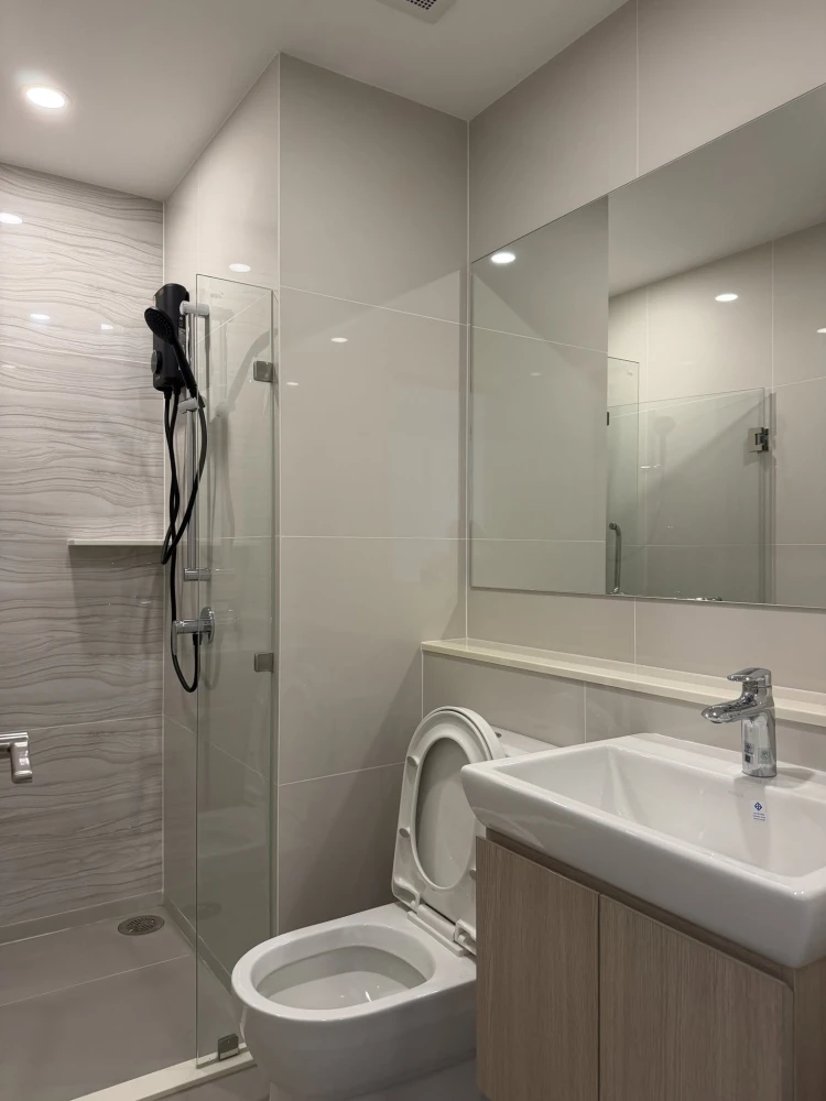 For rent: Life Rama 4 - Asoke. Beautifully furnished unit in a prime location with excellent facilities. Don't miss out!