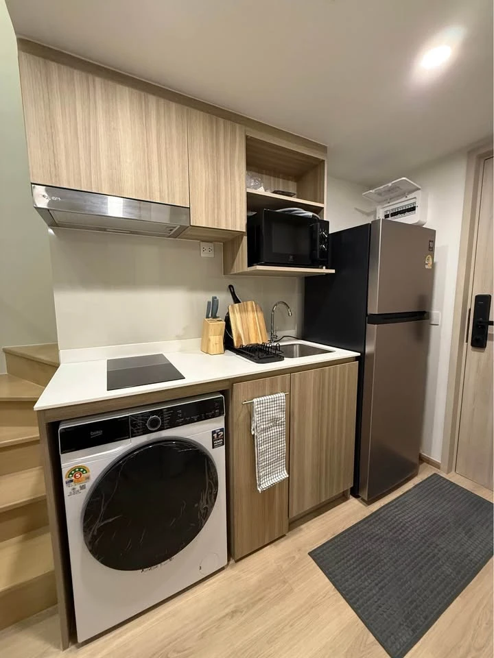 For rent: Life Rama 4 - Asoke, beautifully decorated room with a cool theme, high ceilings, open and airy, with a beautiful, unblocked view. Reserve n