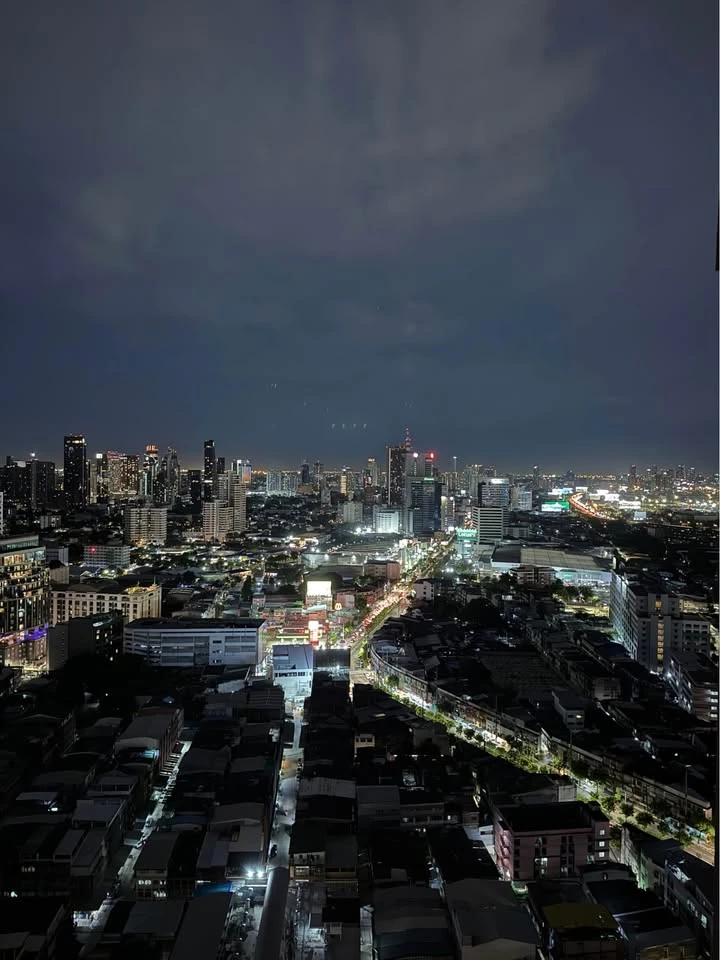 For rent: Life Rama 4 - Asoke, beautifully decorated room with a cool theme, high ceilings, open and airy, with a beautiful, unblocked view. Reserve n
