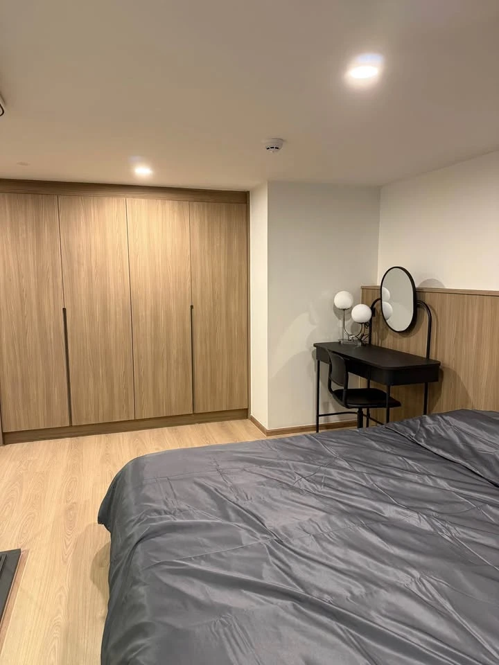 For rent: Life Rama 4 - Asoke, beautifully decorated room with a cool theme, high ceilings, open and airy, with a beautiful, unblocked view. Reserve n
