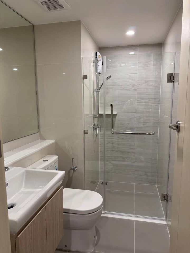 For rent: Life Rama 4 - Asoke, beautifully decorated room with a cool theme, high ceilings, open and airy, with a beautiful, unblocked view. Reserve n