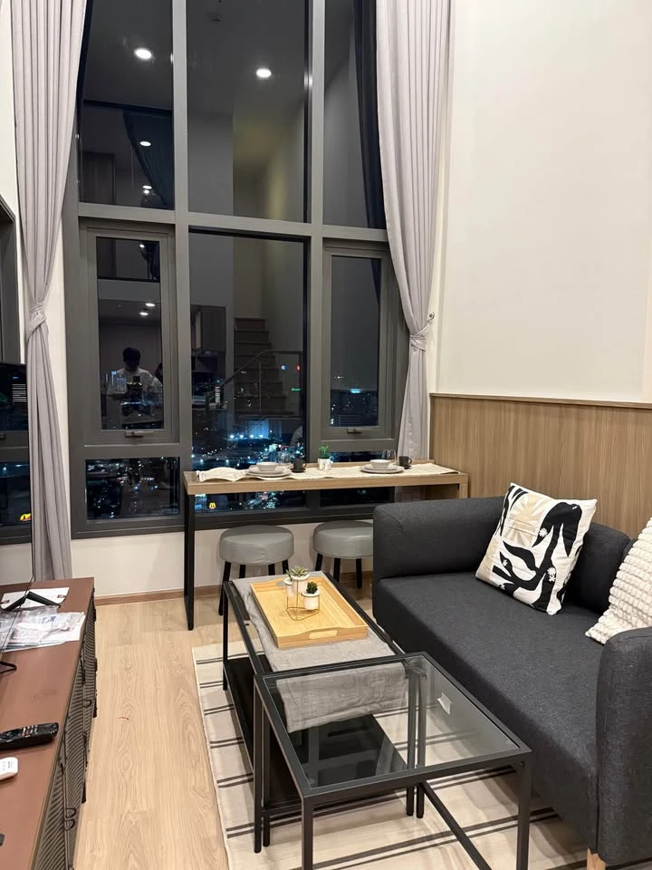 For rent: Life Rama 4 - Asoke, beautifully decorated room with a cool theme, high ceilings, open and airy, with a beautiful, unblocked view. Reserve n