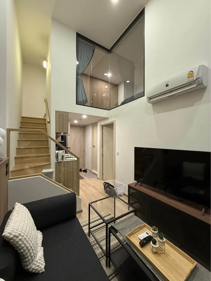 For rent: Life Rama 4 - Asoke, beautifully decorated room with a cool theme, high ceilings, open and airy, with a beautiful, unblocked view. Reserve n
