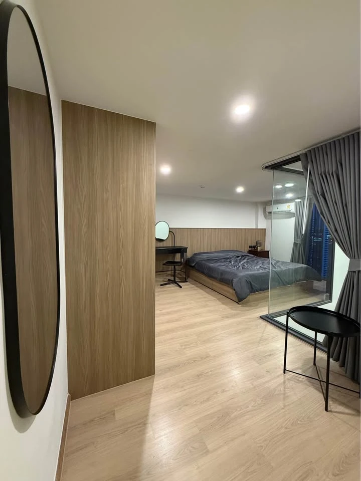 For rent: Life Rama 4 - Asoke, beautifully decorated room with a cool theme, high ceilings, open and airy, with a beautiful, unblocked view. Reserve n