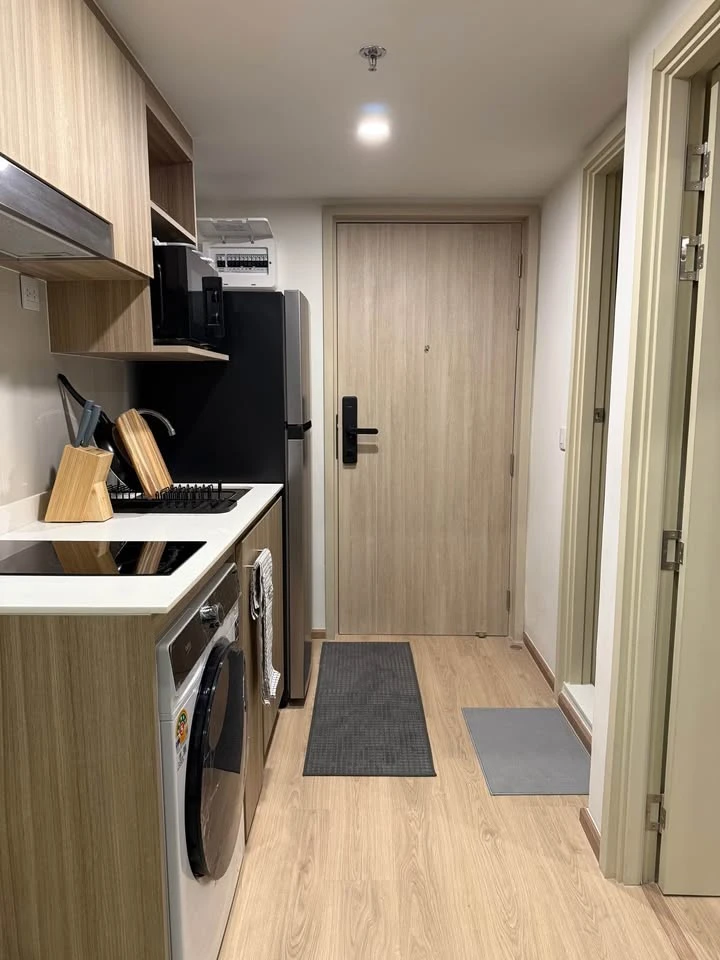 For rent: Life Rama 4 - Asoke, beautifully decorated room with a cool theme, high ceilings, open and airy, with a beautiful, unblocked view. Reserve n