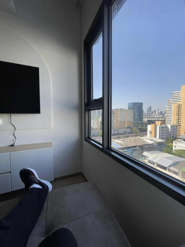 For rent: Life Rama 4 - Asoke, enjoy stunning city views, fully furnished, just bring your belongings and move in!
