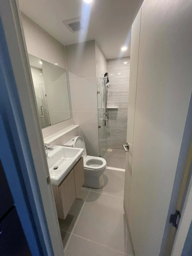 For rent: Life Rama 4 - Asoke, enjoy stunning city views, fully furnished, just bring your belongings and move in!