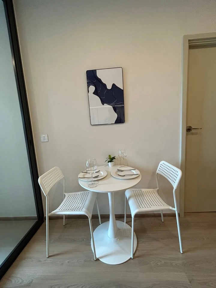 For rent: Life Rama 4 – Asoke, fully furnished room, ready to move in, white tone, comfortable to the eyes, affordable price, come and reserve, don't