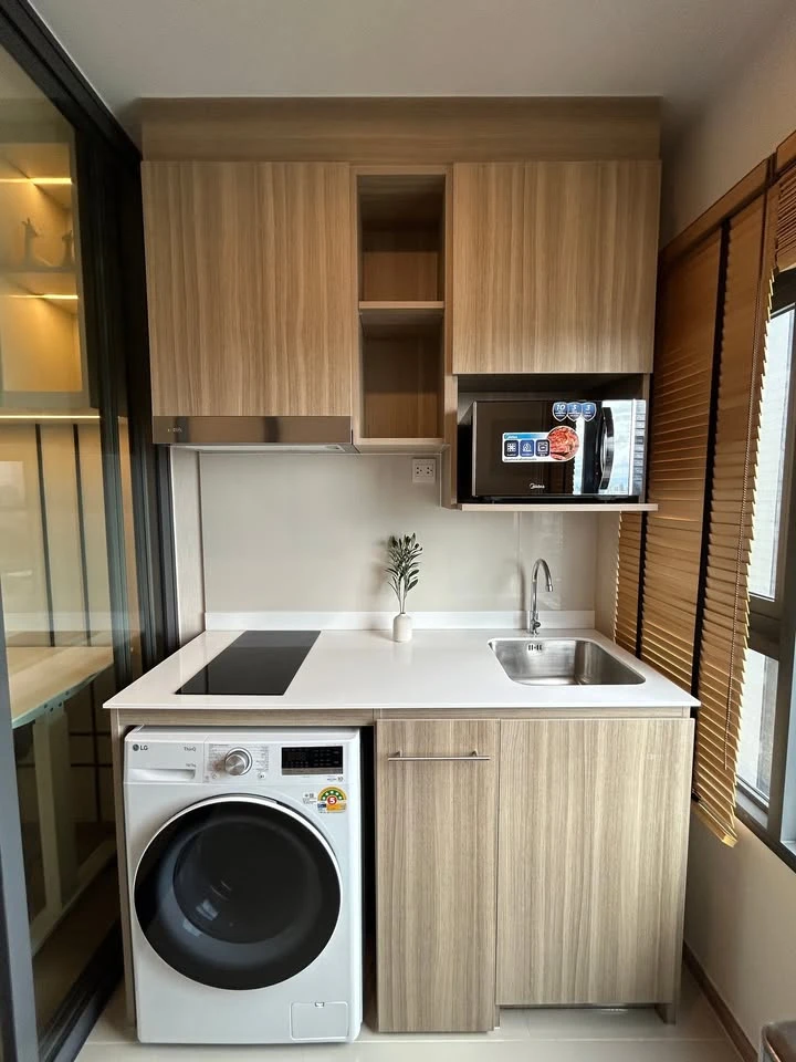 For rent: Life Rama 4 – Asoke, fully furnished room, ready to move in, white tone, comfortable to the eyes, affordable price, come and reserve, don't