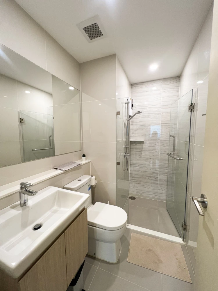 For rent: Life Rama 4 Asoke, ready to move in, fully furnished, high floor, complete amenities. Book now!