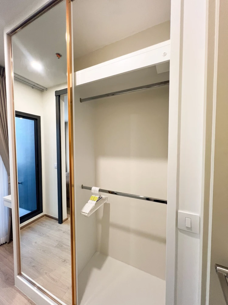 For rent: Life Rama 4 Asoke, ready to move in, fully furnished, high floor, complete amenities. Book now!