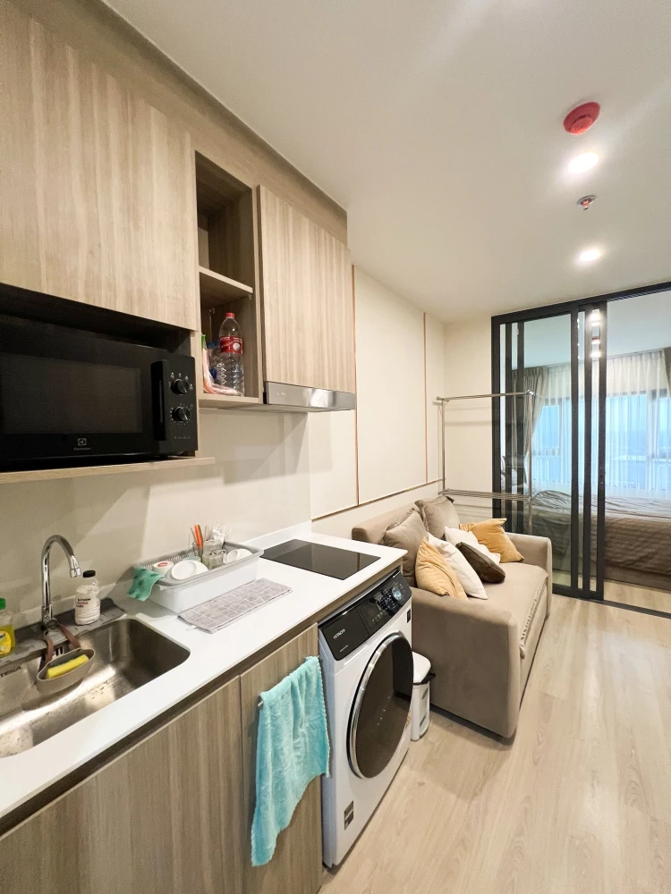 For rent: Life Rama 4 Asoke, ready to move in, fully furnished, high floor, complete amenities. Book now!