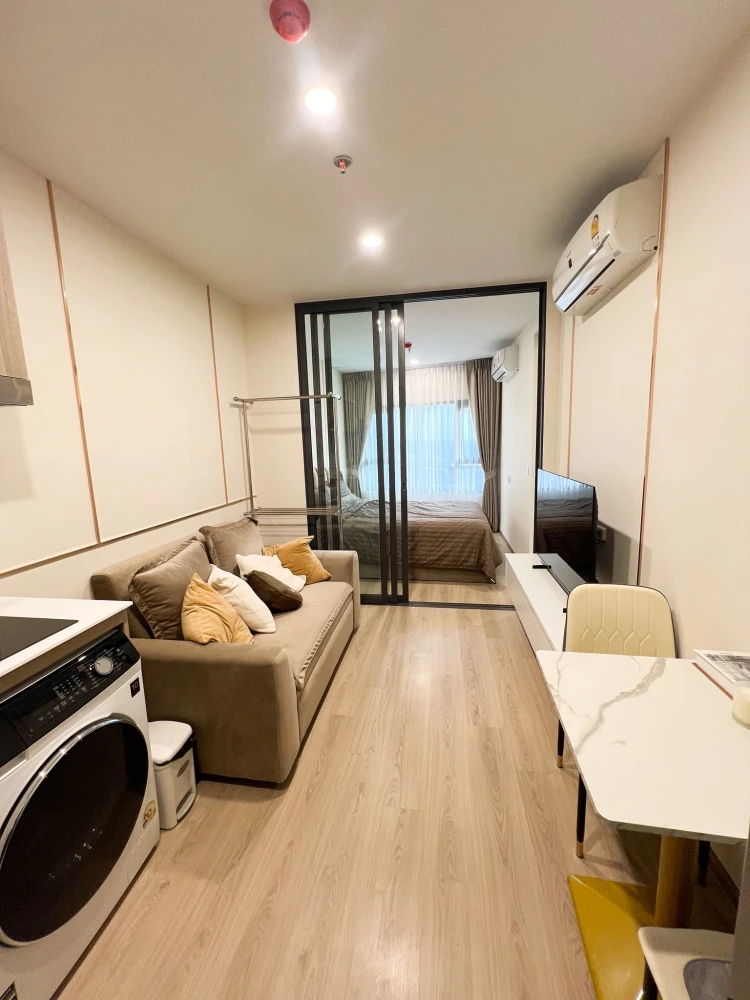For rent: Life Rama 4 Asoke, ready to move in, fully furnished, high floor, complete amenities. Book now!