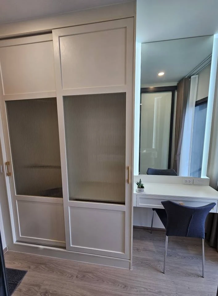 For rent: Life Rama4 - Asoke, ready to move in, fully furnished, electrical appliances, reasonable price, must book now before it's too late.
